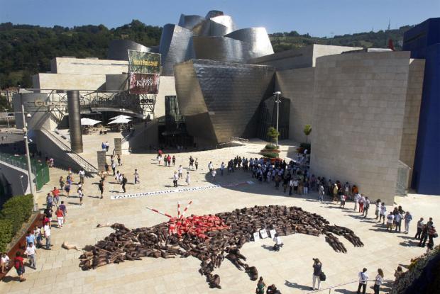 Activistas_antitaurinos_protestan_Bilbao_formando_toro_cuerpos_humanos